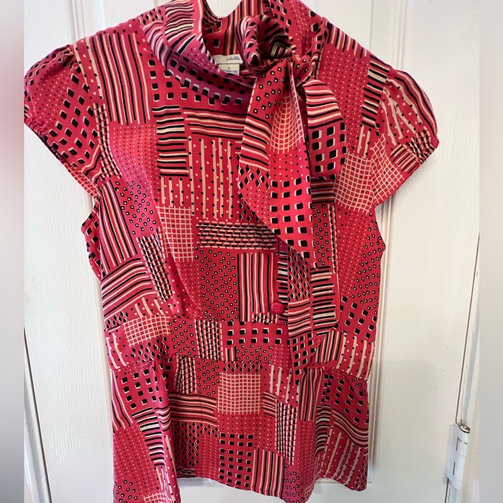 Adorable modern, Odille top from Anthropologie, size 2. So many details!